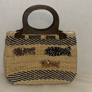STRAW BAG WITH WOODEN HANDLES FISH DESIGN WTH NLING ON FRONT
NAVY BLUE AND TAN